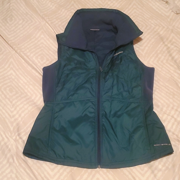 NWOT Columbia Small Hunter Green Omni-Shield Puffer Vest SO Flattering-! - Picture 1 of 7